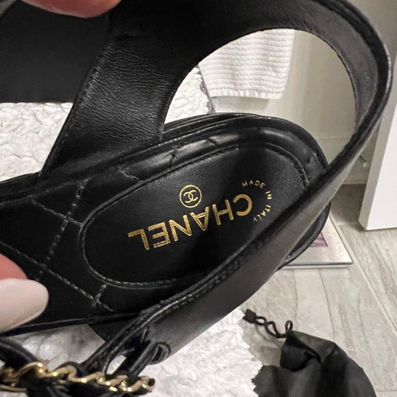 Chanel sandals, authentic lamb skin sandals in black and iconic antique gold - Picture 7 of 15